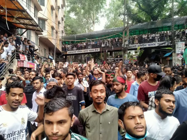 চট্টগ্রামে শিক্ষার্থীদের বিক্ষোভের ছবি