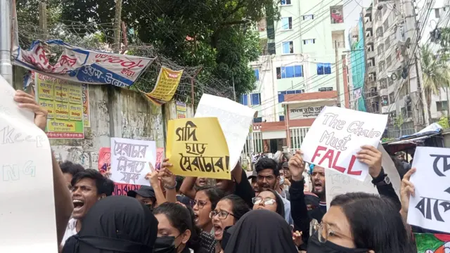 বিক্ষোভকারীদের হাতে বিভিন্ন প্ল্যাকার্ড