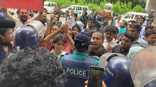 পুলিশের সাথে শিক্ষার্থীদের সংঘর্ষ