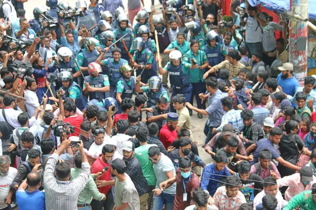 মিছিলে একপর্যায়ে পুলিশ বাধা দিলে সংঘর্ষ শুরু হয়ে যায়