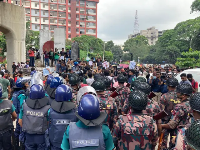 বিক্ষোভকারীরা হাইকোর্ট এলাকায় আসলে পুলিশ ও বিজিবি সদস্যরা আটকে দেয়