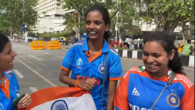 मुंबई में जुटे फैंस