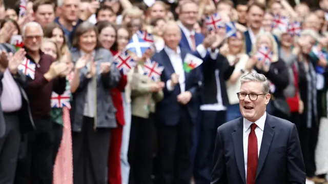 施紀賢爵士(右)在唐寧街上向僱員與支持者致意(5/7/2024)