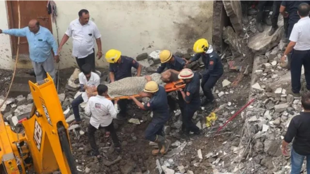 छह मंज़िला इमारत गिरी