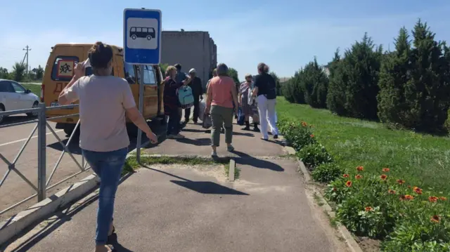 Люди садятся в автобус