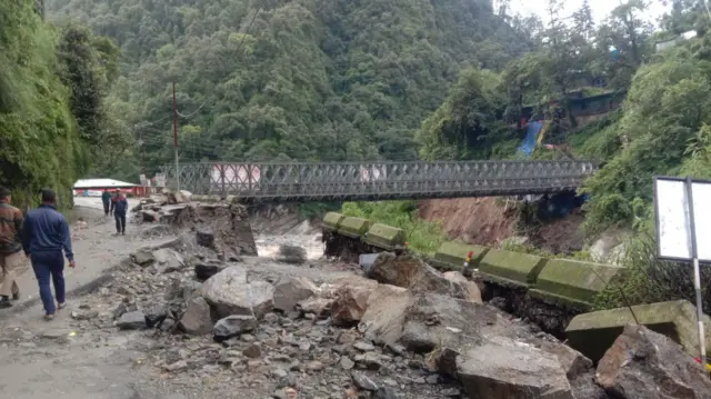 बारिश के कारण मार्ग क्षतिग्रस्त