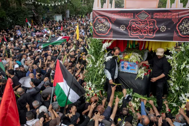 इस्माइल हनिया की अंतिम यात्रा में उमड़ी हज़ारों की भीड़