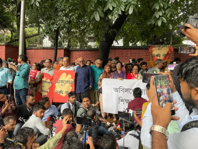 ডিবি অফিসের সামনে 'বিক্ষুদ্ধ নাগরিক সমাজে'র বিক্ষোভ