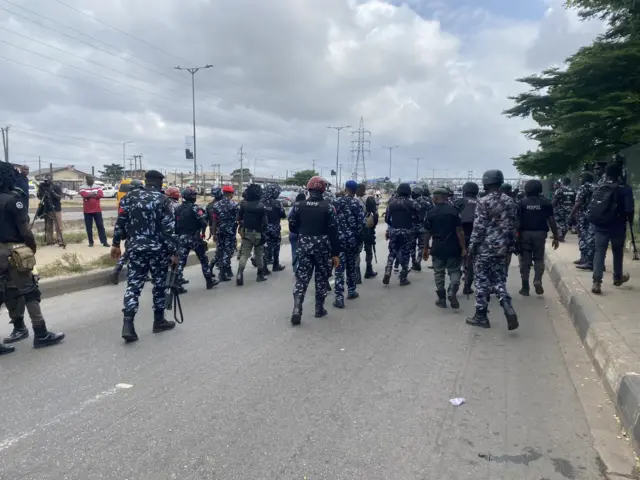 Police dey move back from di protesters