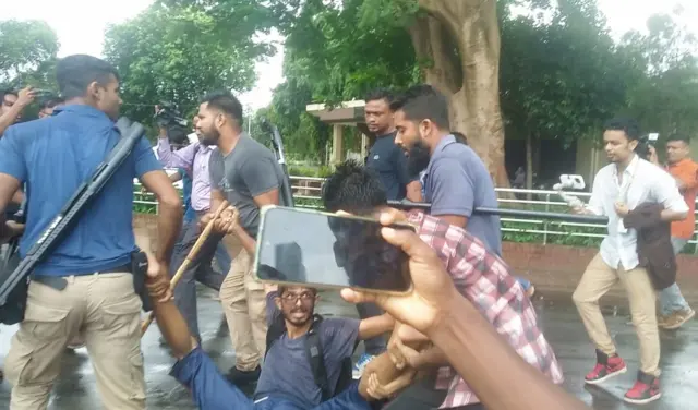 রাজশাহীতে চ্যাংদোলা করে শিক্ষার্থীকে তুলে নেয়ার চেষ্টা