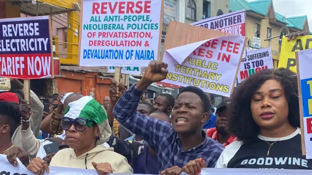 Lagos protesters enta street