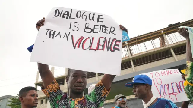 Pro-goment protesters demonstrate for Lagos