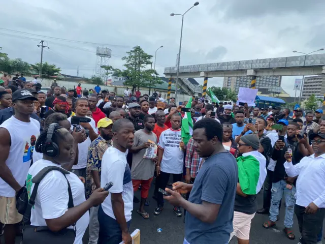 Nigerians begin protest against economic hardship