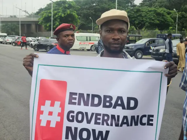 Foto of protester on di street