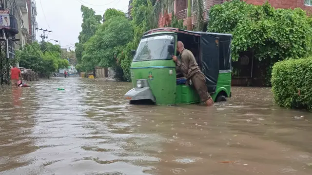 لاہور میں بارش