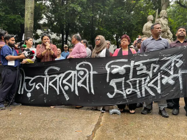 অপরাজেয় বাংলার সামনে নিপীড়নবিরোধী শিক্ষক সমাবেশ