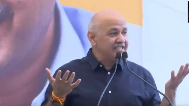 कार्यकर्ताओं को संबोधित करते मनीष सिसोदिया