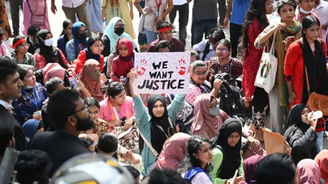 सुप्रीम कोर्ट के सामने प्रदर्शन करते छात्र