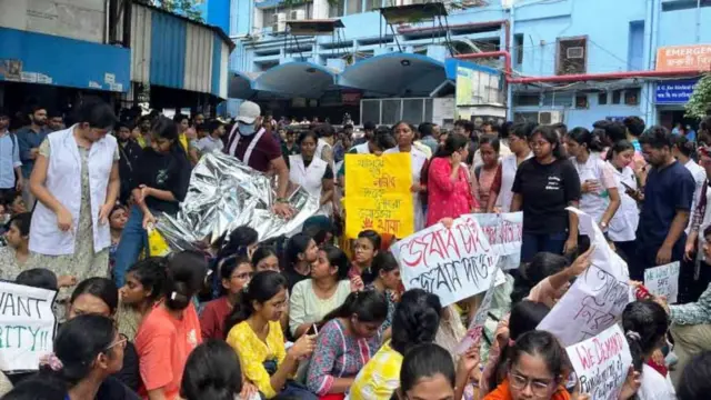 कोलकाता में प्रदर्शन करते छात्र