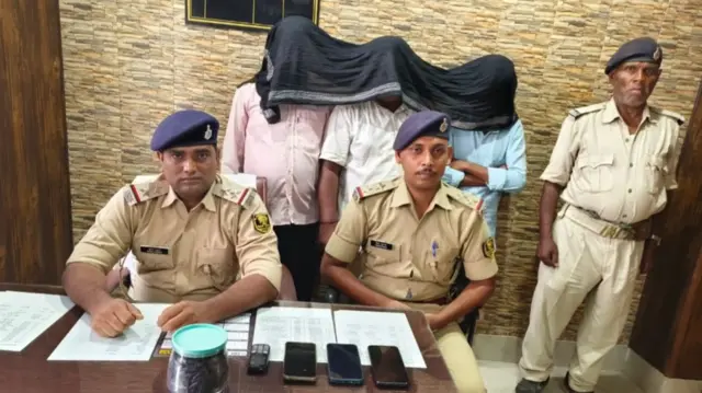 रेडियोएक्टिव पदार्थ के साथ तीन लोग गिरफ्तार