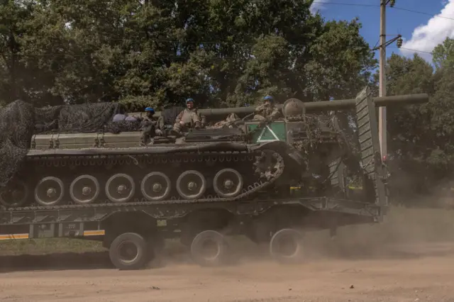 Украинский тягач с бронетехникой, замеченный в Сумской области 11 августа 2024 года