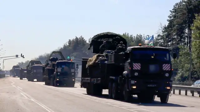 Колонны российской военной техники движутся в направлении Курской области