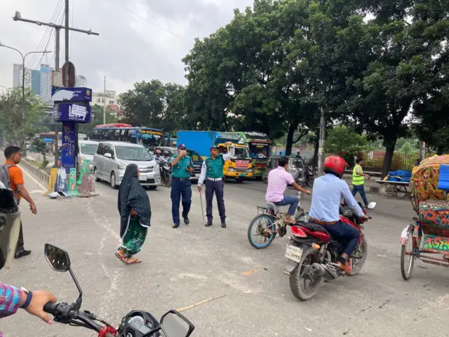 ঢাকার সড়কে ফিরেছে ট্রাফিক পুলিশ