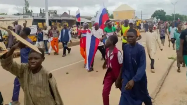 Ndị ngagharịiwe na-efe ọkọlọtọ Rọshịa