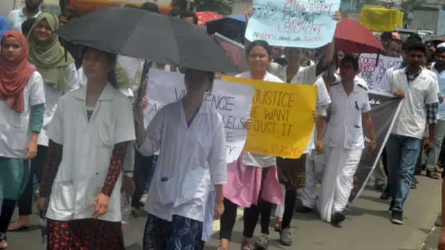 प्रदर्शन करतीं मेडिकल की छात्राएं
