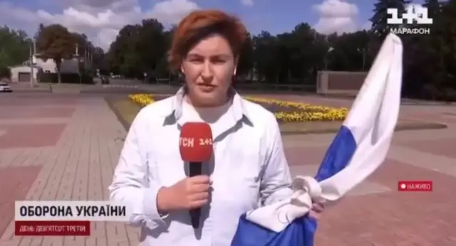 Корреспондент ТНС с российским флагом