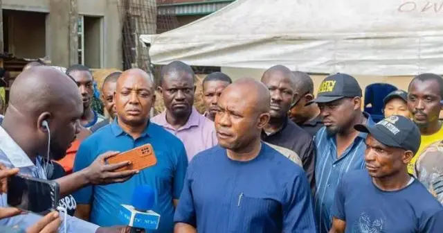 Gwamnan jihar Enugu Peter Mbah  da jama'a