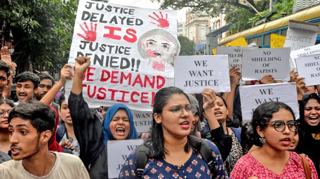 कोलकाता के आरजी कर मेडिकल में ट्रेनी डॉक्टर के रेप के बाद हत्या के मामले में विरोध प्रदर्शन
