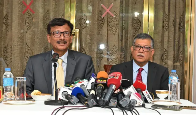 বর্তমান পররাষ্ট্র উপদেষ্টা মোঃ তৌহিদ হোসেন ও সিনিয়র সচিব মাসুদ বিন মোমেন