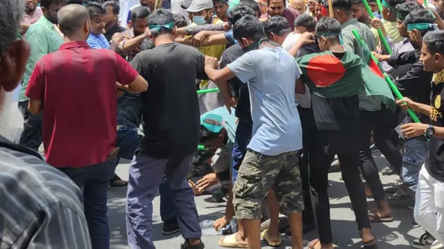 ধানমন্ডি-৩২ এর সামনে রাস্তায় কয়েকজনকে মারধর করতে দেখা গেছে