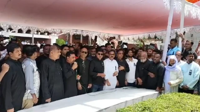 এদিন অনেকে কালো কাপড় পরেছেন