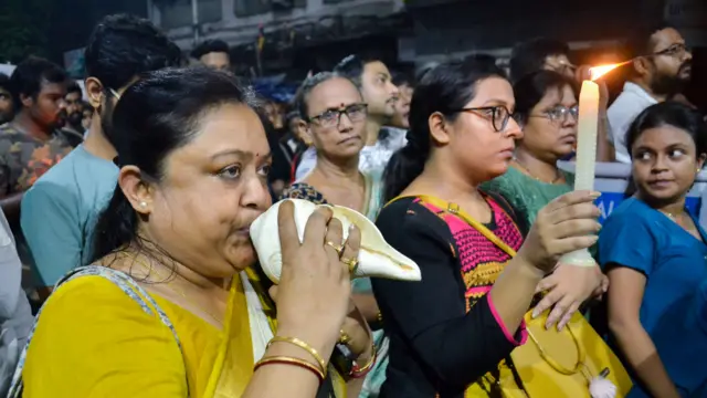 बुधवार रात महिलाओं ने आरजी कर मेडिकल कॉलेज के सामने न्याय की मांग के लिए केंडिल मार्च किया