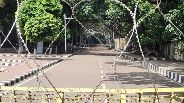 ৩২ নম্বরে যেতে দেয়া হচ্ছে না কাউকে