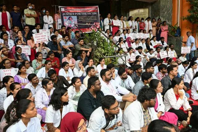 कोलकाता में प्रदर्शन करते मेडिकल के छात्र