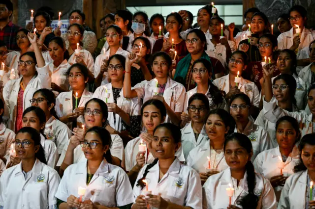 कोलकाता में प्रदर्शन करती छात्राएं