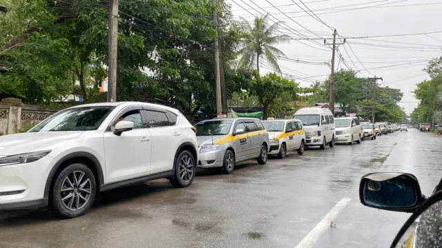 ဆီတန်းစီနေရတဲ့ကားတွေ