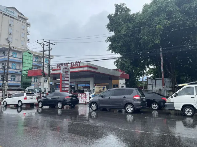 ဩဂုတ် ၁၆ ရက် မနက်ပိုင်းမှာ ဆီတန်းစီနေတဲ့ကားတွေ