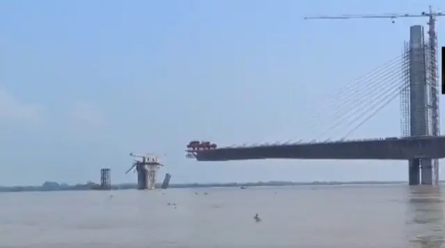 बिहार में निर्माणाधीन पुल का एक हिस्सा ढहा