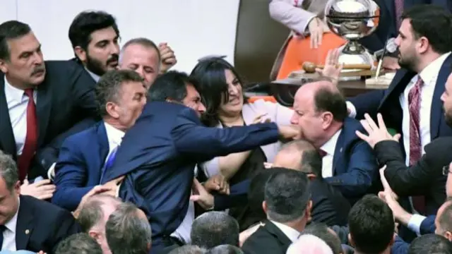 तुर्की की संसद में हुई मारपीट