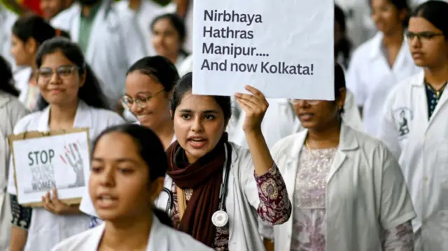 कोलकाता में प्रदर्शन करती छात्राएं