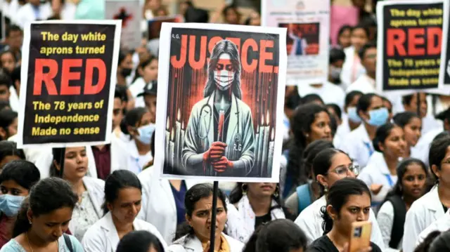 प्रदर्शन करते डॉक्टर