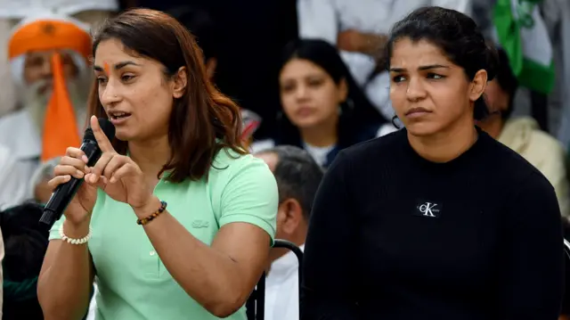 नई दिल्ली में पहलवानों के प्रदर्शन के वक़्त विनेश फोगाट और साक्षी मलिक