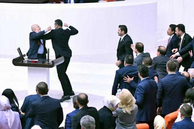 Miseensota paarlaamaa Turkii