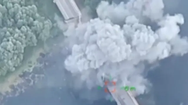 Кадр из видео попадания бомбы в мост