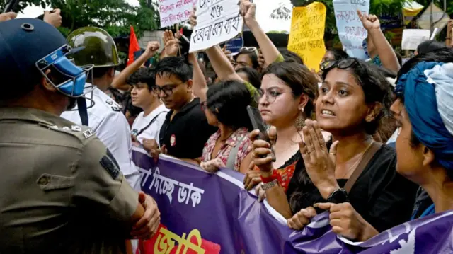 कोलकाता में प्रदर्शन करतीं छात्राएं