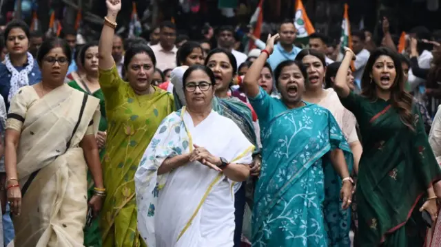 प्रदर्शन के दौरान ममता बनर्जी
